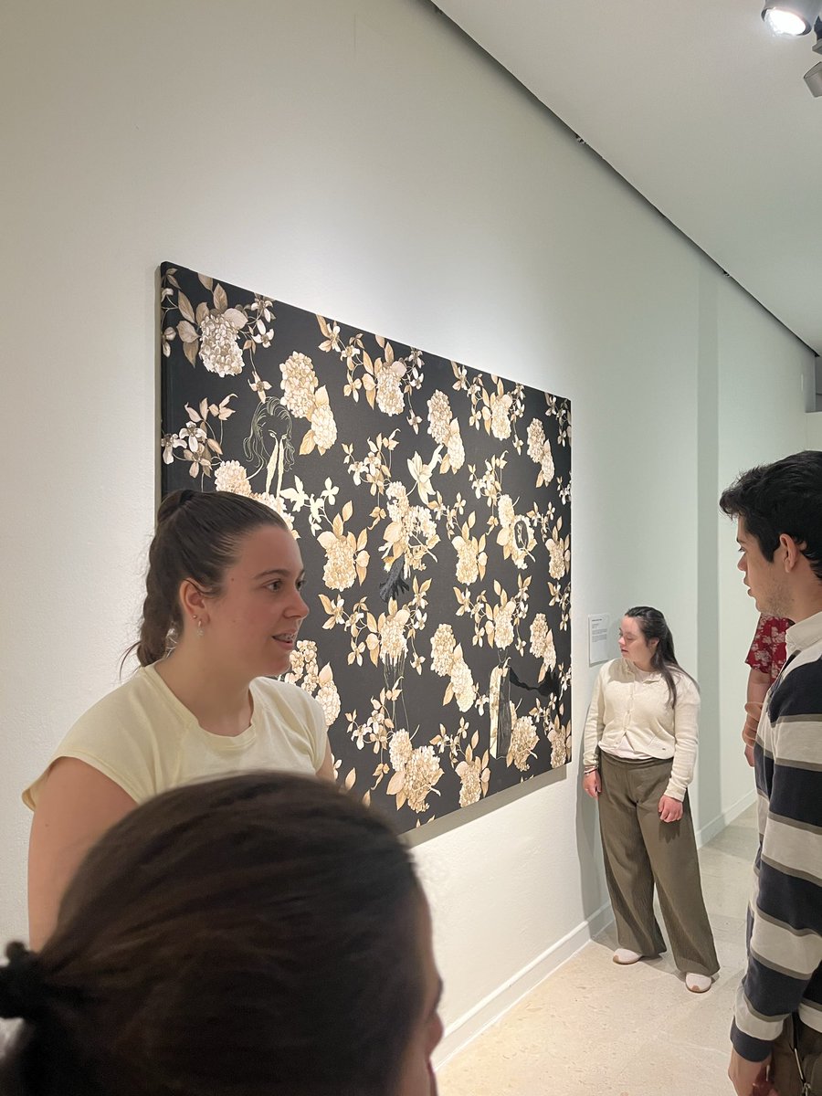 TaecUma's tweet photo. Miércoles 19 de mayo visitando MUCAC; dos de nuestras alumnas, que se encontraban realizando las prácticas, nos guiaron a través de la exposición ‘Tejiendo historias’. Después nos desplazamos al rectorado de la Universidad de Málaga para ver ‘Delicious Gardinum’ de Rafael Chacón. https://t.co/p2J5RLA2aa