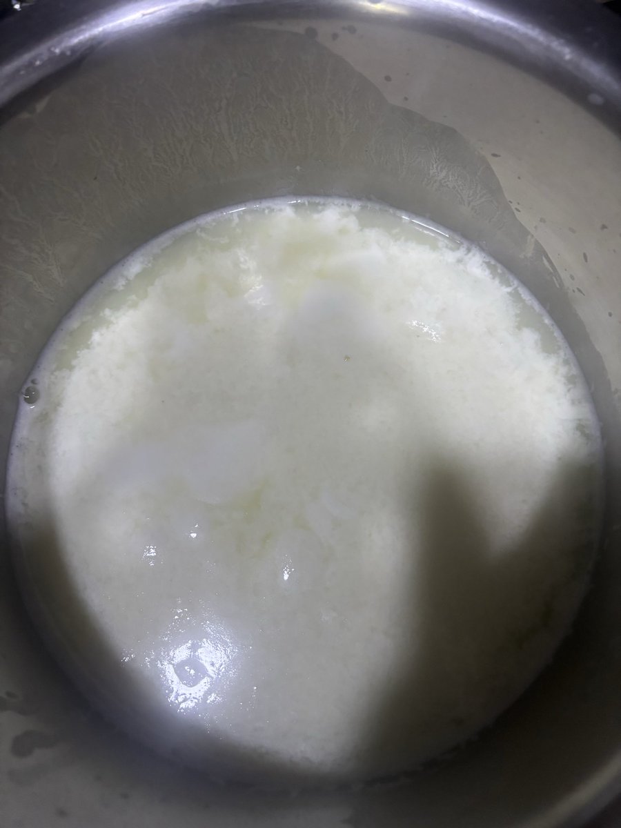 humorEngineer's tweet photo. Online doodh ka alag hi talent hai 

Amazon/Flipkart/Blinkit se mangao toh garam krte hii  doodh phat jata hai 🥲

Nearby shop se lo toh ekdum theek rehta hai.

Anybody else facing this? https://t.co/X8aZKGIVRc
