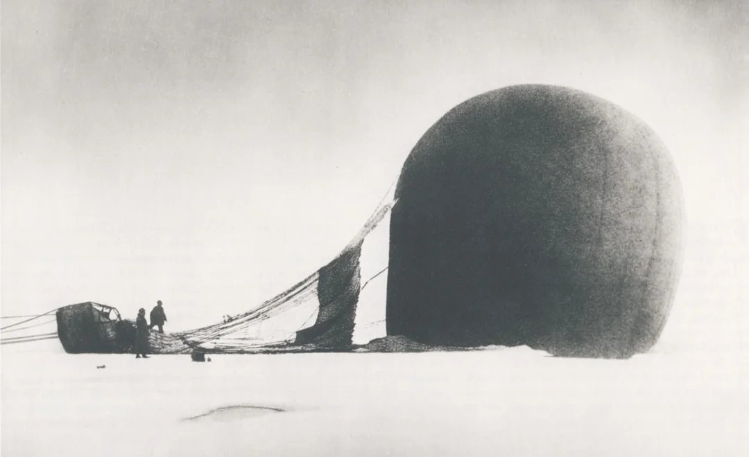 photo_histoire's tweet photo. L'aéronaute Salomon August Andrée écrit : « Notre situation ne s'est absolument pas améliorée. » Après s'être écrasé sur la banquise alors qu'il tentait la traverser du pôle Nord. L'expédition s'est soldée par un échec total, les 3 explorateur ayant trouvé la mort. 1897 #canicule https://t.co/1jOTPZwrOJ