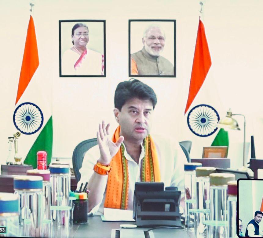 revanth_anumula's tweet photo. ప్రతి గ్రామానికి “టీ-ఫైబర్ ఇంటర్నెట్” ను అమెండెడ్ భారత్ నెట్ కార్యక్రమం (ABP) కింద అమలు చేయాలన్న అంశం పై ఈ రోజు కేంద్ర కమ్యూనికేషన్స్ మంత్రి శ్రీ జ్యోతిరాదిత్య సింధియా తో వీడియో కాన్ఫరెన్స్ ద్వారా చర్చించాం. 

అమెండేడ్ భారత్‌నెట్ ప్రోగ్రాం సజావుగా అమలు చేసేందుకు  కొన్ని కీలక అంశాలను సింధియా దృష్టికి తీసుకువెళ్ళాను. ప్రాజెక్టు ఒప్పందాన్ని త్వరితగతిన కుదుర్చుకోవడం, పెండింగ్‌లో ఉన్న నిధుల విడుదలను వేగవంతం చేయడం పై చర్చించాం. 

మండలం నుంచి గ్రామ పంచాయతీ రింగ్ నెట్‌వర్క్ ఆస్తులను డిజిటల్ భారత్ నిధికి బదిలీ చేయడంపై స్పష్టమైన విధానం ఏర్పాటు చేయడం గురించి ఈ సమావేశంలో చర్చించాం. ప్రాజెక్టు అమలుకు కేంద్ర ప్రభుత్వం అన్ని విధాలా సహకారం అందిస్తుందని సింధియా హామీ ఇచ్చారు.

ఈ సమావేశంలో మంత్రి శ్రీ శ్రీధర్ బాబు, ప్రధాన కార్యదర్శి రామకృష్ణారావు, ఇతర ఉన్నతాధికారులు పాల్గొన్నారు.

#TFiber
#BharatNet
#DigitalTelangana
#DigitalInfrastructure
#RuralConnectivity