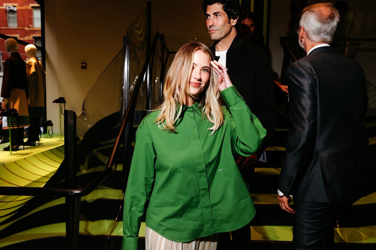 buttahbenzosbra's tweet photo. Ashley Benson no evento Longchamp x Jeremy Scott em Nova York ontem - 26 de maio. Mais fotos: https://t.co/ErXhbDYde0 https://t.co/RqFfW3PrJe
