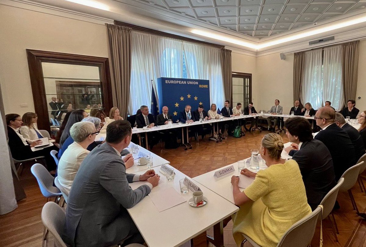 LauriBambus's tweet photo. Thanks to @MartinSelmayr for hosting EU27 HoMs meeting with Luca Beccari, Head of the Government of San Marino, Secretary of State for Foreign &amp; Political Affairs 🇸🇲, at #VillaEuropa in Rome.

Appreciate the briefing on the #EU’s 🇪🇺🇸🇲 Association Agreement by @ClaraMartinezAl. https://t.co/xOlIx453xn