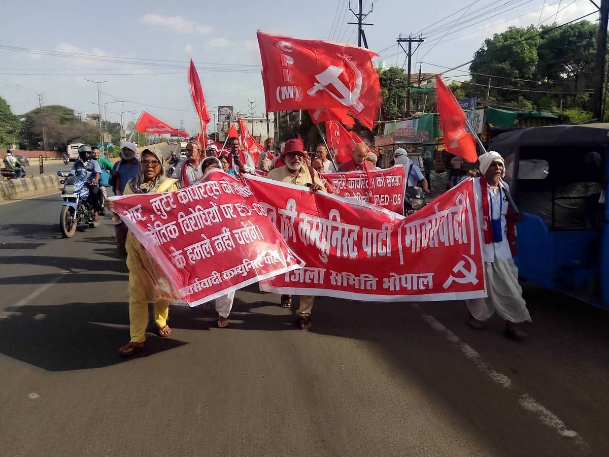 cpimspeak's tweet photo. CPI(M) Polit Bureau member R Arun Kumar and CPI(M) Madhya Pradesh State Secretary Jaswinder Singh led a demonstration in Bhopal against the ED raids at the residences of Polit Bureau member and former Chief Minister of Keralam Pinarayi Vijayan and his family. https://t.co/rL5ahJwrsR