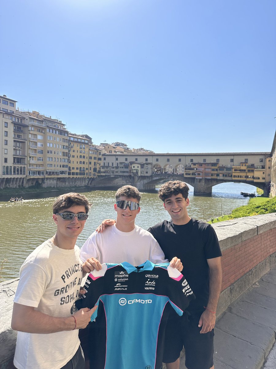 AsparTeam's tweet photo. #AsparTeam riders go to Florence 🥰

📍 Firenze, #ItalianGP 🇮🇹

1️⃣ Cattedrale di Santa Maria del Fiore
2️⃣ Ponte Vecchio
3️⃣ Florence from Piazzale Michelangelo https://t.co/YjCc3UVYq2