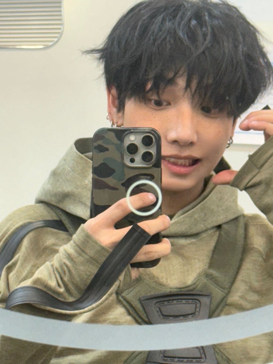 mdyungjae's tweet photo. Look at this attractive boy in the selfie mirror that was taken after performing a video performance. Although all day it’s so busy doing a lot and give the best performance, I feel happy that’s @ntaesam who always gives the support to me. https://t.co/UmlciNdOt9