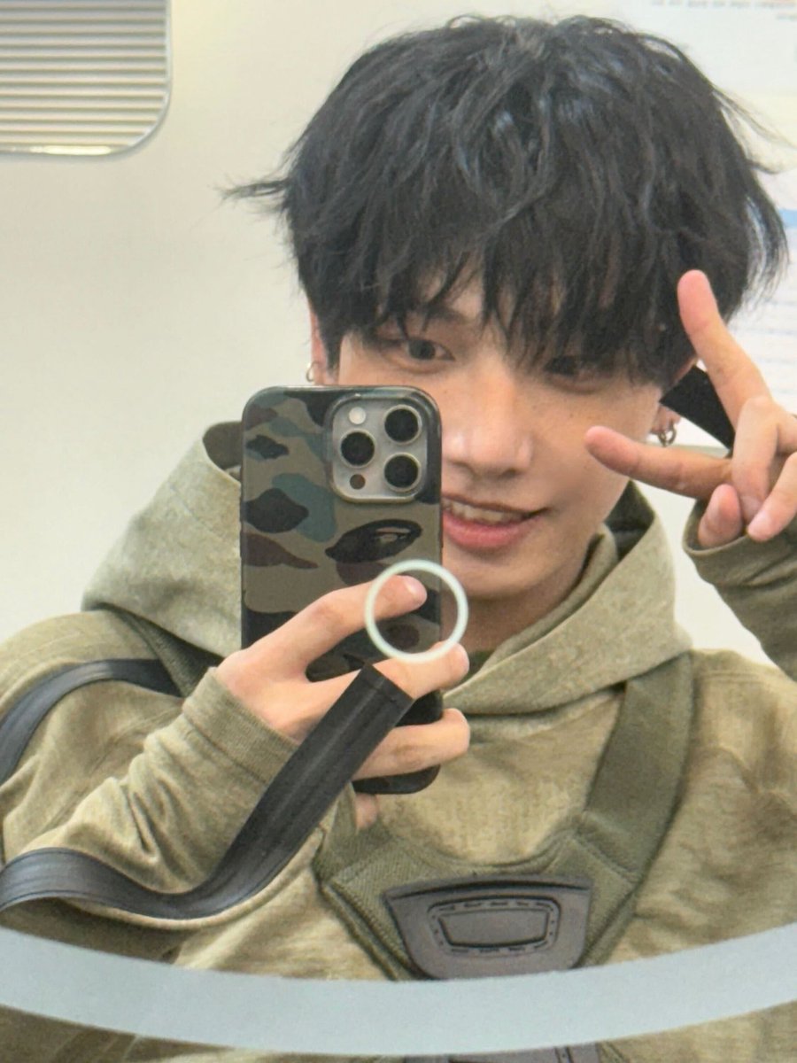 mdyungjae's tweet photo. Look at this attractive boy in the selfie mirror that was taken after performing a video performance. Although all day it’s so busy doing a lot and give the best performance, I feel happy that’s @ntaesam who always gives the support to me. https://t.co/UmlciNdOt9