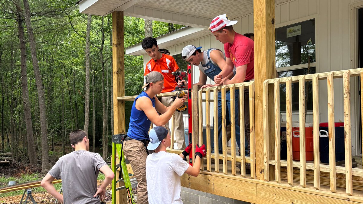 RockhurstHS's tweet photo. On Monday, the group attended Mass at Church of the Ascension and settled into their home for the week. Yesterday they met the staff at Habitat For Humanity and quickly got to work installing porch railings, painting interior trim, and preparing for today's project: stairs.
(2/3) https://t.co/k94EJfkfHD