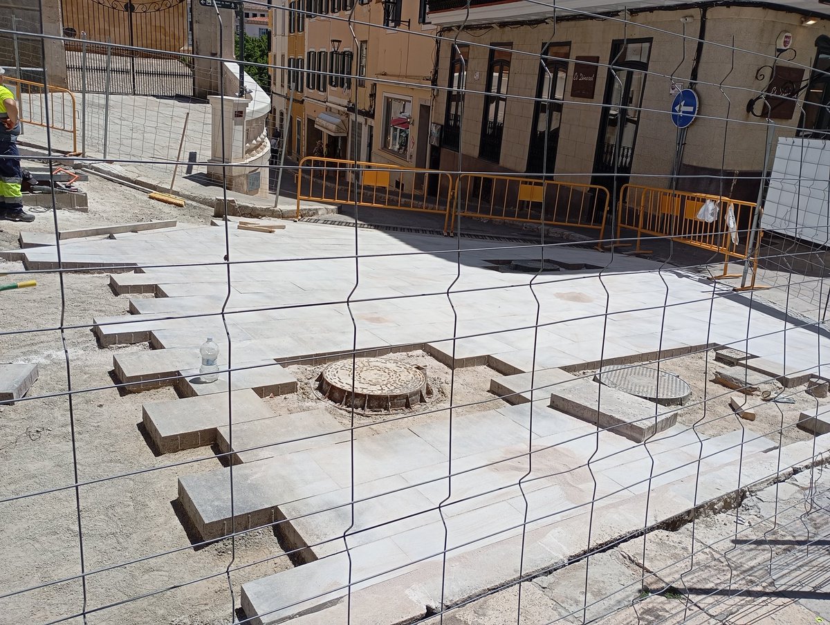 agrupacioaramao's tweet photo. Davant el desenvolupament de les obres de rehabilitació del Pla de la Parròquia, i davant les confuses explicacions del Sr. Batle, preguntem formalment: 
L’execució de les obres està respectant el projecte contractat  i el catàleg de protecció del patrimoni històric de Maó? https://t.co/Qp47qHFUIl