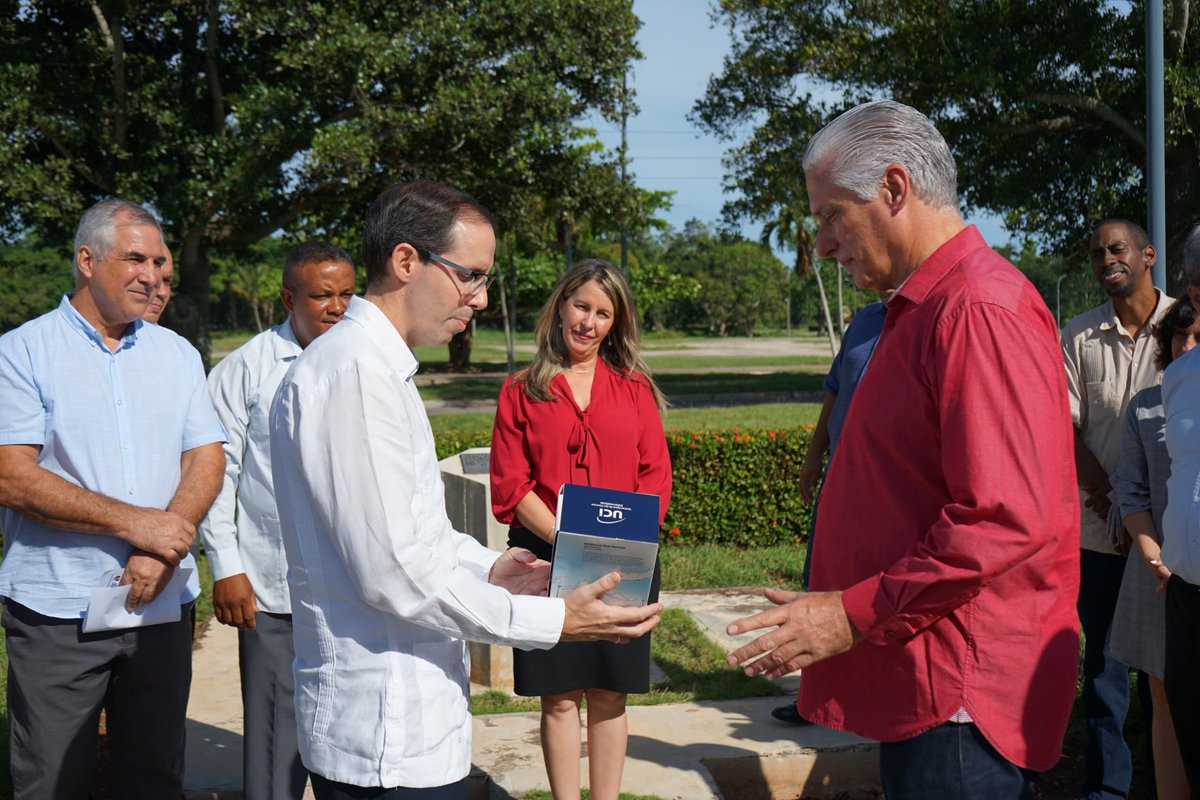 RosadoCU's tweet photo. Hoy la @universidad_uci se vistió de gala para recibir a nuestro presidente @DiazCanelB y otros ministros, pudimos explicar como en tiempos tan difíciles aquí se sigue guapeando para mantener un sueño. @raydelmp @_TereFelipe_ @WalterBG_MES @BasultoRamirez https://t.co/0X88odsK8I