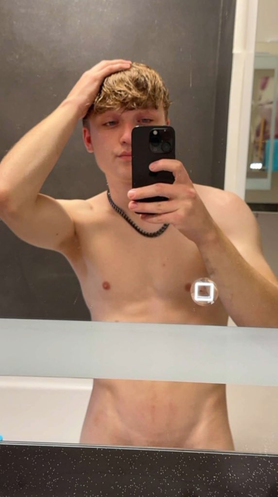 BaitsGER's tweet photo. Full file of this hot 18yo blonde boy in the group🤍#german #baits #blonde https://t.co/oA3eYneL58