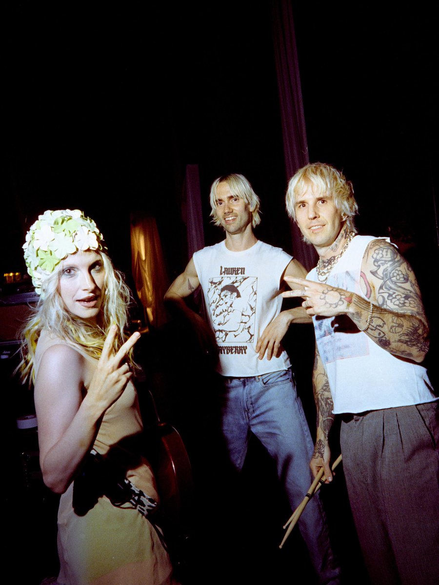 YELYAHPOI's tweet photo. new photos of hayley and the band on tour ! 

📸 Zachary Gray https://t.co/VYI9fuBKf2