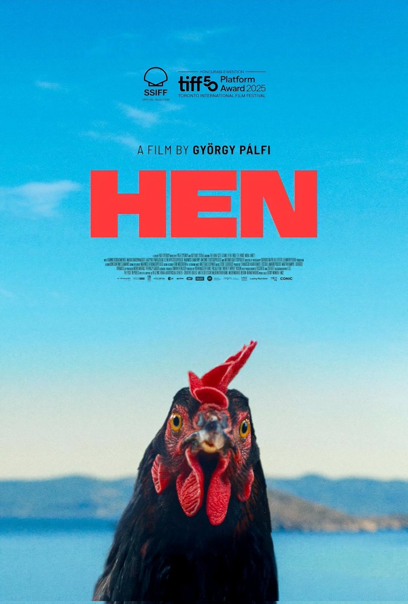24FramesSecond's tweet photo. #Cocotte
Qui qu'a, qui qu'a vu Coco ?
Eh ! Coco !
Eh ! Coco !

Le réalisateur hongrois György, connu pour son style cinématographique audacieux et inventif, revient sur les écrans en pleine chaleur caniculaire avec un drame dont le personnage principal est… une poule. Qui l’eût cru ?

Ce gallinacé né en batterie s’échappe de l’univers sordide des élevages intensifs de poules pondeuses.

Cette cocotte trouve refuge dans la basse-cour d’un restaurant en ruine. Là, elle découvre la hiérarchie animale, le troussage domestique du coq dominateur et toutes les combines nécessaires pour survivre.

Descendante directe du vélociraptor, elle devient surtout la proie d’un monde vivant transformé en gigantesque chaîne alimentaire humaine.

Le film réussit l’exploit de faire de la mise en scène, de la caractérisation et du voyage de son héroïne un véritable objet d’étude pour les écoles de cinéma.

Comme quoi, plus besoin de dinde bimbo peroxydée : une poule suffit désormais.
Bientôt, un œuf fera peut-être l’affaire. 😘🐔