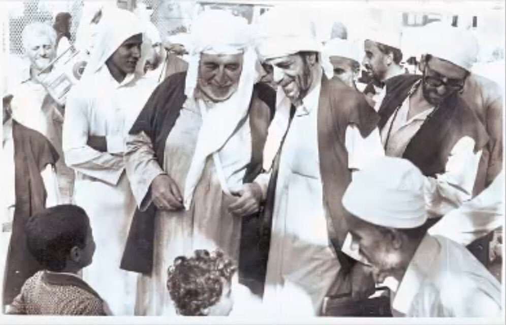 GonulErlerinden's tweet photo. Şeyh Aşkî Muzaffer Ozak efendi çocuklara bayram harçlığı verirken şöyle dua buyururmuş:

"Cebinde çok olsun, gönlünde yok olsun" https://t.co/DPh5SN6chS