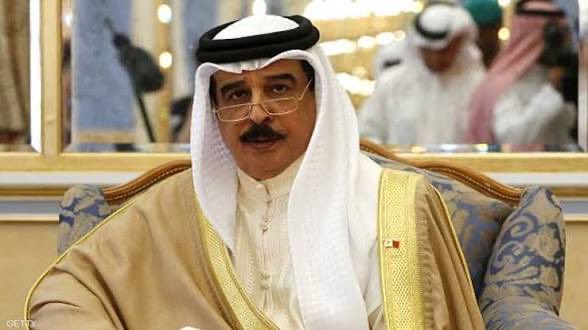 BahrainMirror's tweet photo. البحرين في ظل الحرب: كيف تحوّلت مواجهات الإقليم إلى موجة اعتقالات واسعة تستهدف الشيعة

مرآة البحرين
منذ أن أطلق التحالف الأمريكي الإسرائيلي حربه العدوانية على الجمهورية الإسلامية الإيرانية، سارعت السلطات في المنامة لتقديم أوراق اعتمادها كأداة تابعة في هذا الصراع الإقليمي. وبدلاً من تجنيب البلاد تبعات المحاور العسكرية الهدامة، اختار النظام البحريني الهرب إلى الأمام، مستغلاً نيران الحرب الخارجية كغطاء يبرر إعلان حرب داخلية شرسة ضد مواطنيه؛ حرب لا تستهدف معالجة جذور التوتر، بل تهدف إلى خنق المجتمع وتشديد القبضة البوليسية.
فمنذ الثامن والعشرين من فبراير، ومع تصاعد وتيرة الجنون العسكري في المنطقة، شنت أجهزة النظام البحريني حملة اعتقالات فاشية ممنهجة، أسفرت عن اعتقال أكثر من 350 مواطناً من أبناء المكون الشيعي. هذا الجنون الأمني لم يكن إجراءً طارئاً، بل مثّل إعادة إنتاج لنهج طائفي متأصل في بنية نظام يرى في كل أزمة إقليمية فرصة سانحة للانتقام السياسي، وإعادة هندسة المجال العام عبر سحق المعارضة، ومصادرة الحقوق السياسية بالحديد والنار.
الحملة المسعورة لم تكن عشوائية، بل انتقائية وموجهة بدقة لضرب الرأس المفكر للمجتمع؛ إذ امتدت الاعتقالات لتطال النخبة الدينية التي تشكّل صمام الأمان الاجتماعي والديني. عبر مداهمات وحشية للمنازل، اقتيدت عشرات من العلماء الشيعة إلى أحد مباني جهاز الأمن الوطني، حتى أوقفتهم "النيابة العامة" 60 يومًا على ذمة التحقيق، بناءً على اتهامات مفبركة وقضايا معلبة لا صلة لهم بها، سوى أنهم رفضوا إعلان الولاء للطغيان، ومارسوا شعائرهم.
إن هذا الاستهداف المخطط له لنخبة علماء البحرين يهدف بوضوح إلى قطع رأس الحراك الديني والاجتماعي، وتحييد أي صوت يمتلك الوعي والقدرة على تشكيل رأي عام مناهض للوجود العسكري الأمريكي وأساطيله التي تحوّل البحرين إلى منصة عدوان سافر.
من جانب آخر، نساء البحرين لم تسلم هي الأخرى من بطش أمن النظام، حيث سُجل اعتقال أربع نساء، في مقدمتهن المدونة "بدور عبد الحميد"، والتي صدر بحقها مؤخرًا حكماً بالسجن المؤبد على خلفية تغريدات ومنشورات عبرت فيها عن نبض الشارع الرافض للوجود العسكري الأمريكي في البحرين؛ ما يعكس مدى ضيق السلطة بالرأي الآخر.
وفي الجانب المظلم من هذا القمع، يبرز ملف الإخفاء القسري كشاهد حي على انفلات اجراءات السلطة، حيث أعيد العمل بعقوبة الإخفاء القسري لعدد ممن اُعتقلوا، مع تعمد إخفاء كل ما يحيط بظروف اعتقالهم ووضعهم القانوني ومنعهم من التام من الاتصال بذويهم، لمدة تجاوزت الخمسين يوماً في بعض الحالات.
أمام هذا المشهد، تتضاعف المخاوف الحقوقية مما يجري في غرف التحقيق، خاصة مع ما يحمله النظام من سجل حافل بأنواع الانتهاكات، وما حادثة مقتل الشهيد "سيد محمد الموسوي" ببعيدة عن الأذهان، بعدما غادر مكان احتجازه جثة محمّلةً بآثار تعذيب شديد، فأعاد إلى الواجهة صورة العقيدة الأمنية القائمة على سحق الكرامة الإنسانية، مع تأكيد غياب أي محاسبة للجلادين.
 
للقراءة:
https://t.co/T84Y0RLCgu