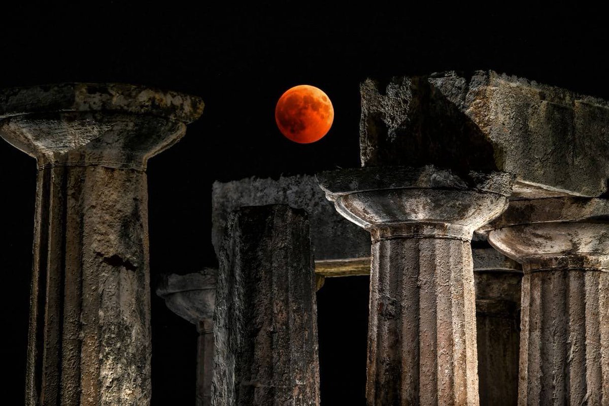 unconquered_sol's tweet photo. Blood Moon Over the Ruins of the Temple of Apollo in Corinth, Greece https://t.co/UazTYyWOJM