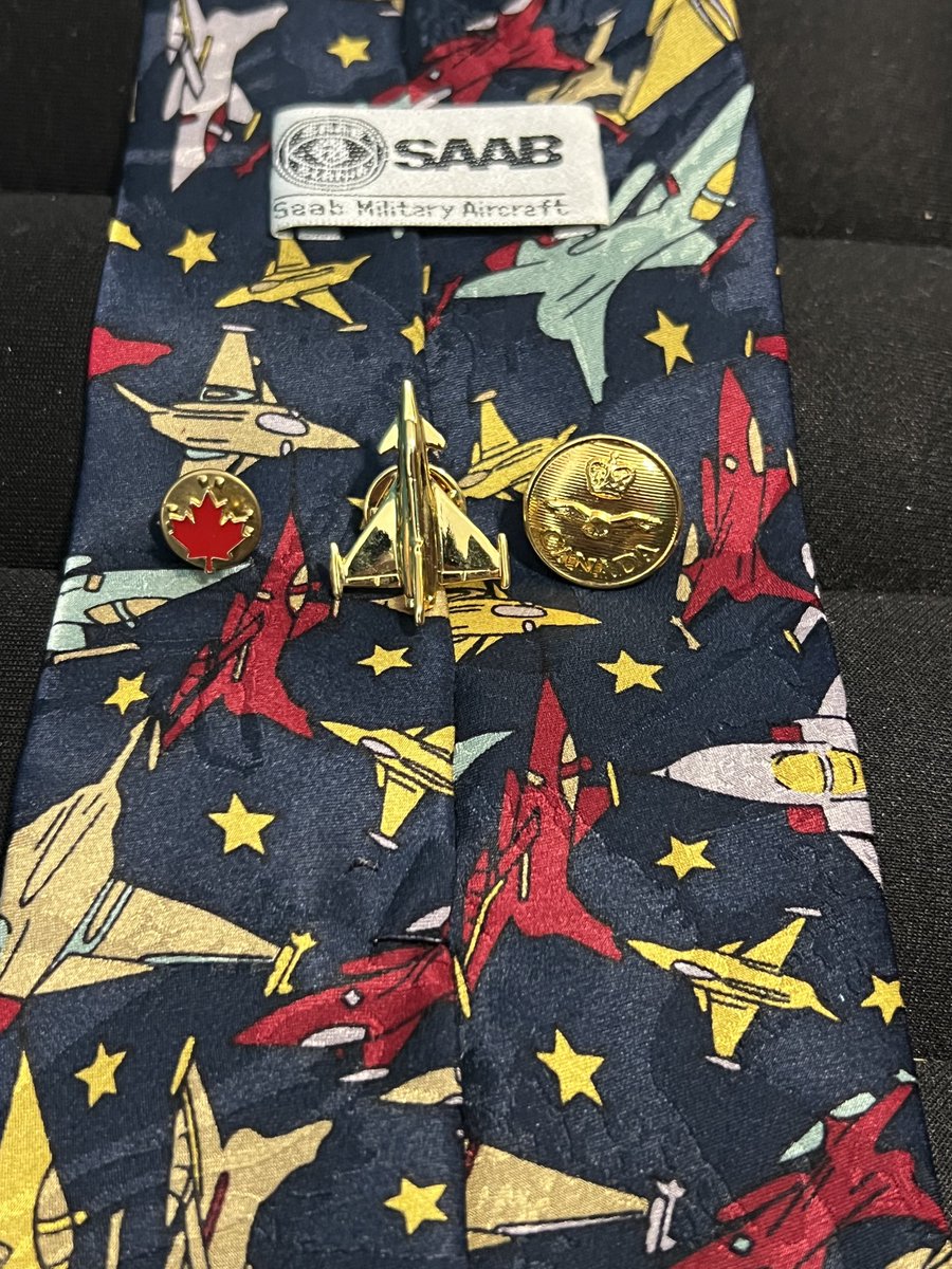 pbontoast1's tweet photo. Felt cute today for some reason so I got out my Gripen tie, a button and some pins

For no reason at all #saab #gripen #canmiltwitter https://t.co/1FYJaJotnK