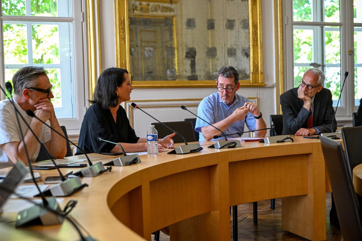 Johanna_Rolland's tweet photo. Après un échange téléphonique avec le Ministre de l’Intérieur ce matin, réunion de crise à 15h avec le Préfet et le Procureur pour faire le point sur la présence policière dans nos quartiers, les enquêtes en cours et la nécessaire mobilisation générale contre le narcotrafic. https://t.co/bm3n3mon9u