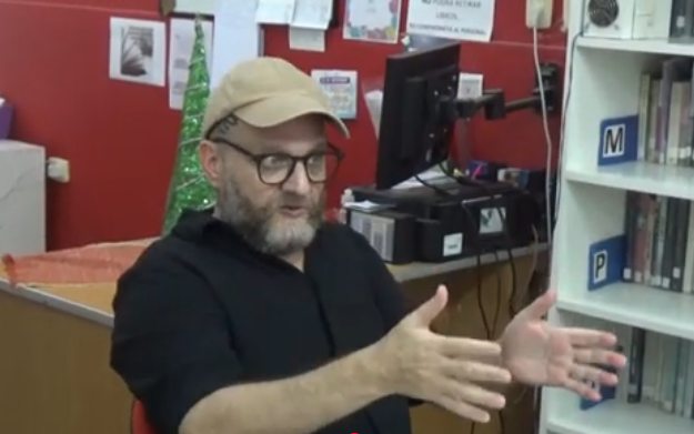 JoseRetik's tweet photo. Lo que empuja el libro hacia adelante es la búsqueda de lo monstruoso.

G. Guerber, durante la presentación de El colapso de lo posible, 2023 https://t.co/Kg9xIL7czI
