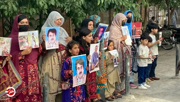DailySangar's tweet photo. بلوچستان کے مرکزی شہر کوئٹہ میں عید الاضحیٰ کے موقع پر بھی لاپتہ افراد کے اہلِ خانہ کی جانب سے احتجاجی مظاہرہ کیا گیا، جس کا اہتمام تنظیم وائس فار بلوچ مسنگ پرسنز نے کیا تھا۔
#dailysangar #Balochistan #PakistanArmy #EndEnforcedDisappearances #BalochGenocide #BalochWomen #VBMP
https://t.co/f4MWjRsNP0