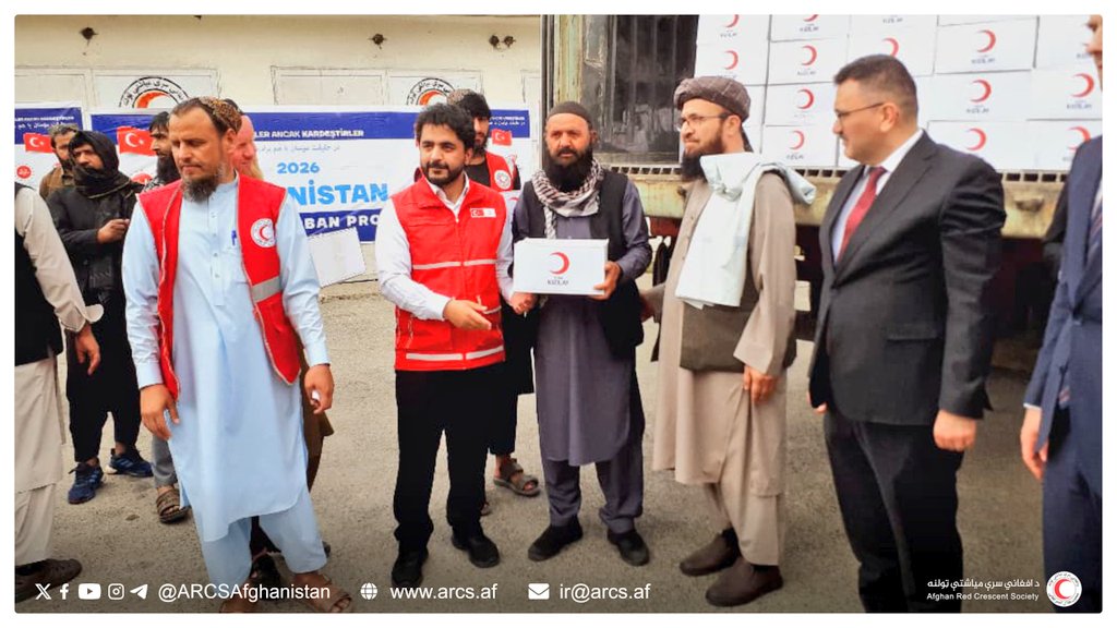 ARCSAfghanistan's tweet photo. #کابل؛ د لوی اختر په مناسبت ۲۰۰۰ اړمنو کورنیو ته د #قربانۍ_غوښه ووېشل شوه

چهارشنبه، ۱۰ ذو الحجه ۱۴۴۷
د #لوی_اختر په مناسبت، د #افغاني_سرې_میاشتې په مرکزي دفتر کې د کابل ښار د بېلابېلو ناحیو ۲۰۰۰ اړمنو کورنیو ته ۱۰ ټنه د قربانۍ غوښه ووېشل شوه.
د یادې #مرستې له مخې ۱۰۰۰ کورنیو ته د #ترکیې_سرې_میاشتې او ۱۰۰۰ نورو کورنیو ته د ترکيې #دیانت خیریه بنسټ په مالي ملاتړ د قربانۍ غوښه ورکړل شوه، چې هرې کورنۍ ۵ کیلو غوښه ترلاسه کړه.
د غوښې د وېش په مراسمو کې د افغاني سرې میاشتې مرستیال ښاغلي حافظ عزیز الرحمن، په #افغانستان کې د ترکیې سفیر، د ترکیې سرې میاشتې استازو، د دیانت خیریه بنسټ مسؤولینو، د افغاني سرې میاشتې د مرکزي دفتر یو شمېر رئیسانو، کارکوونکو او رضاکارانو ګډون درلود.
د مرستې د وېش پر مهال د افغاني سرې میاشتې مرستیال د ترکیې سرې میاشتې او دیانت خیریه بنسټ له دوامدارو او هر اړخیزو #همکاریو مننه وکړه او ویې ویل، دا ډول مرستې د #بېوزلو او اړمنو کورنیو د لاسنیوي ترڅنګ د دواړو هېوادونو ترمنځ د دوستۍ او همدردۍ اړیکې هم لا پیاوړې کوي.
همدارنګه، په افغانستان کې د ترکیې سرې میاشتې مسؤول ښاغلي نعیم الله کریمي وویل، د ترکیې سره میاشت تل د افغان ولس ترڅنګ ولاړه ده او هڅه کوي په هر ډول حالاتو کې د #اړمنو او بېوزلو کورنیو لاسنیوی وکړي.
د یادونې وړ ده، چې سبا ورځ به هم د ترکیې سرې میاشتې په ملاتړ پر ۶۰۰ اړمنو کورنیو ۳ ټنه د قربانۍ غوښه ووېشل شي.
افغاني سره میاشت هڅه کوي د همکارو بنسټونو په #همغږۍ د بشري مرستو لړۍ لا پراخه او اړمنو هېوادوالو ته لا اغېزمن خدمات وړاندې کړي.
🔗 https://t.co/oPxb98Xy77

=========================

#Kabil; Kurban Bayramı münasebetiyle 2000 ihtiyaç sahibi aileye #kurban eti dağıtımı yapıldı 

Çarşamba, 27 Mayıs 2026
Kurban Bayramı münasebetiyle, #Afgan_Kızılay'ı Merkez Ofisinde Kabil şehrinin çeşitli bölgelerinden 2000 ihtiyaç sahibi aileye 10 ton kurban eti dağıtıldı.
Söz konusu yardım kapsamında, #Türk_Kızılayının mali desteğiyle 1000 aileye ve Türkiye Diyanet Vakfının mali desteğiyle diğer 1000 aileye, her aileye 5 kg olmak üzere kurban eti dağıtıldı.
Et dağıtım törenine Afgan Kızılay'ı Başkan Yardımcısı Hafız Azizurrahman, Türkiye’nin #Afganistan Büyükelçisi, Türk Kızılayı temsilcileri, Türkiye Diyanet Vakfı yetkilileri ile Afgan Kızılay'ı Merkez Ofisinin bazı yöneticileri, çalışanları ve gönüllüleri katıldı.
Yardımların dağıtımı sırasında Afgan Kızılay'ı Başkan Yardımcısı, Türk Kızılayı ve Türkiye Diyanet Vakfının sürekli ve çok yönlü desteklerinden dolayı teşekkür ederek, bu tür yardımların ihtiyaç sahibi ailelere destek olmanın yanı sıra iki ülke arasındaki dostluk ve dayanışma ilişkilerini daha da güçlendirdiğini söyledi.
Ayrıca Afganistan’daki Türk Kızılayı yetkilisi Sayın Naimullah Karimi, Türk Kızılayının her zaman Afgan halkının yanında olduğunu ve her türlü durumda ihtiyaç sahibi ailelere destek olmaya çalıştığını söyledi.
Belirtmek gerekir ki, yarın da Türk Kızılayının desteğiyle 600 ihtiyaç sahibi aileye 3 ton kurban eti dağıtılacaktır.
Afgan Kızılay'ı, iş birliği yaptığı kuruluşlarla koordinasyon içerisinde insani yardımların kapsamını genişletmek ve ihtiyaç sahibi vatandaşlara daha etkili hizmet sunmak için çalışmalarını sürdürecektir..