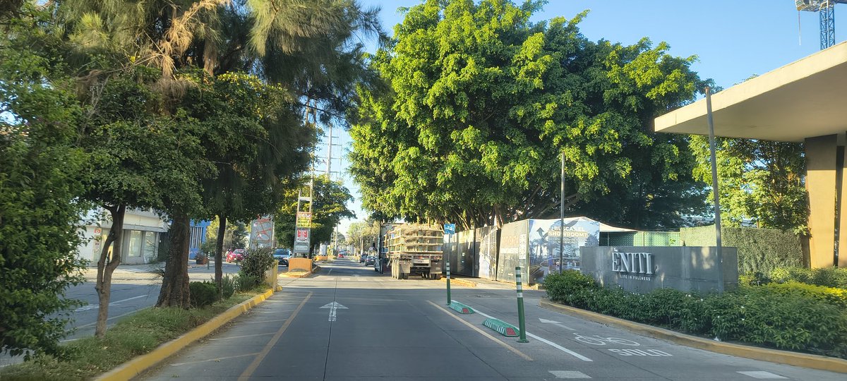 PoderAG_Zap's tweet photo. Vehículos sobre la ciclovía @MovilidadZap 

https://t.co/cqEXXUJ3mT https://t.co/Nx7xntryCW