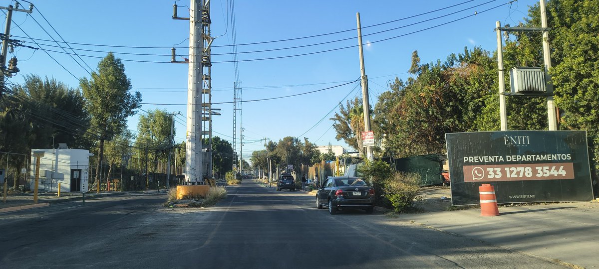 PoderAG_Zap's tweet photo. Vehículos sobre la ciclovía @MovilidadZap 

https://t.co/cqEXXUJ3mT https://t.co/Nx7xntryCW