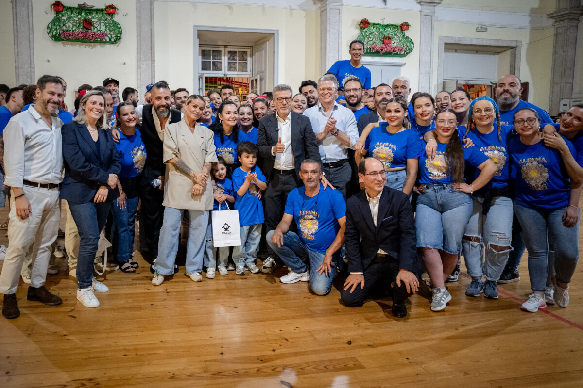 Moedas's tweet photo. O roteiro pelos ensaios continua. Desta vez, em  Alfama, S. Vicente, Penha de França e Alto do Pina.
Tive o privilégio de acompanhar os preparativos intensos, as letras a ganharem voz e o verdadeiro espírito de equipa e entreajuda destas coletividades. A nossa cidade constrói-se com a vossa entrega e com este amor inexplicável a Lisboa.