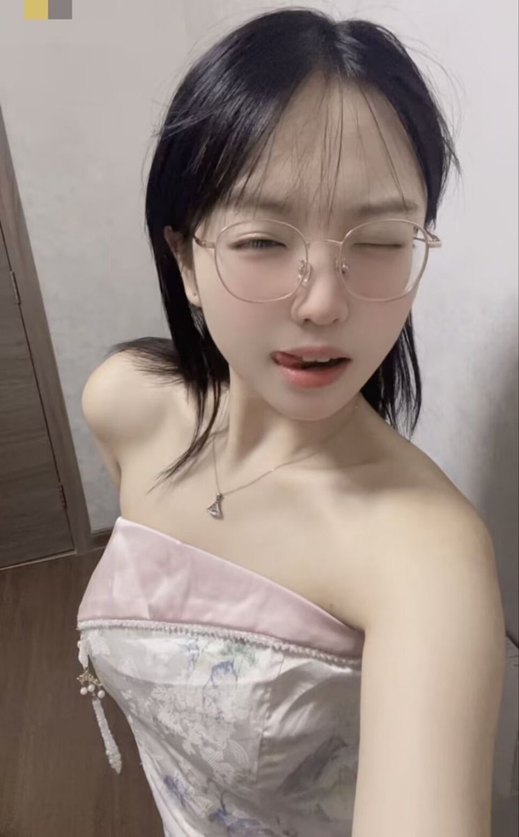 Agoni828820's tweet photo. 点赞＋转发本条 ＝ 永久自愿成为@Agoni828820的人肉母畜、公共肉便器
你将获得以下“待遇”：
•  被祖宗配文羞辱
•  接受祖宗各种调教任务
•  三洞随时供主人及主人认可的对象使用
•  尊严＆人格永久归零 点下去，撕去你的所有伪装。
#p图 #配文 https://t.co/oRsJdhCkQR