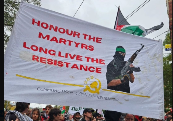 daungari167925's tweet photo. Hammer, Sichel und religiöser Fundamentalismus auf einem Banner? Ihr habt eure eigene Ideologie nicht mal im Ansatz verstanden. Geht doch direkt zu den Islamisten, wenn ihr sie so feiert. Absolute intellektuelle Bankrotterklärung.
#Orientierungslos #Querfront #Heuchelei https://t.co/fqPaEusQOk