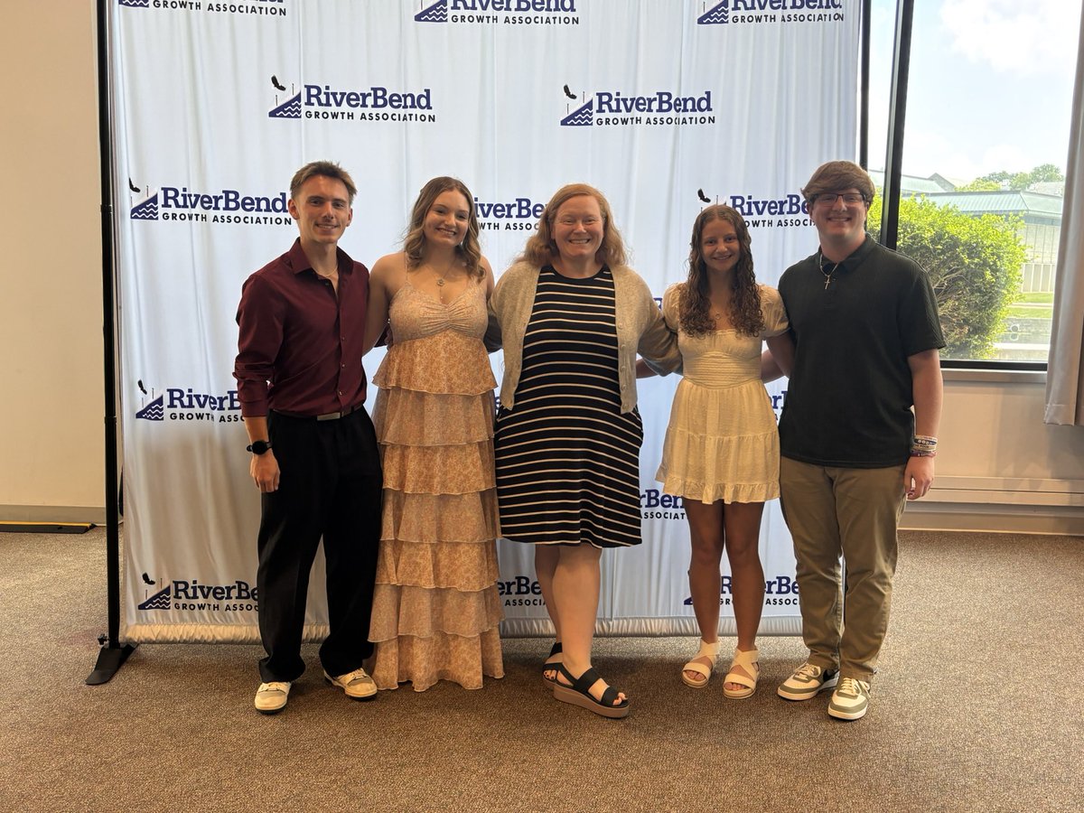 DandurandJason's tweet photo. Excited to join our amazing student representatives at this year’s RiverBend Growth Association Chamber Choice Awards at @lewisandclarkcc 
Shoutout to our school’s sponsor, Midwest Members Credit Union for their continued support! #GoShells @RHS_Shells https://t.co/ccRrNhAv30
