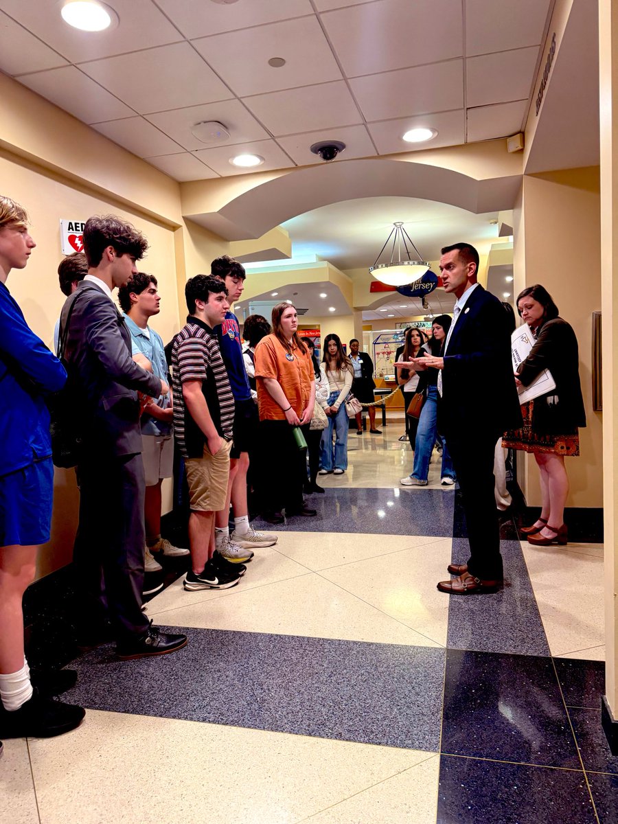 angelozzi_ant's tweet photo. It was such a pleasure taking my Honors US History 1 students to the NJ Statehouse in Trenton! https://t.co/3oDnWBymyv