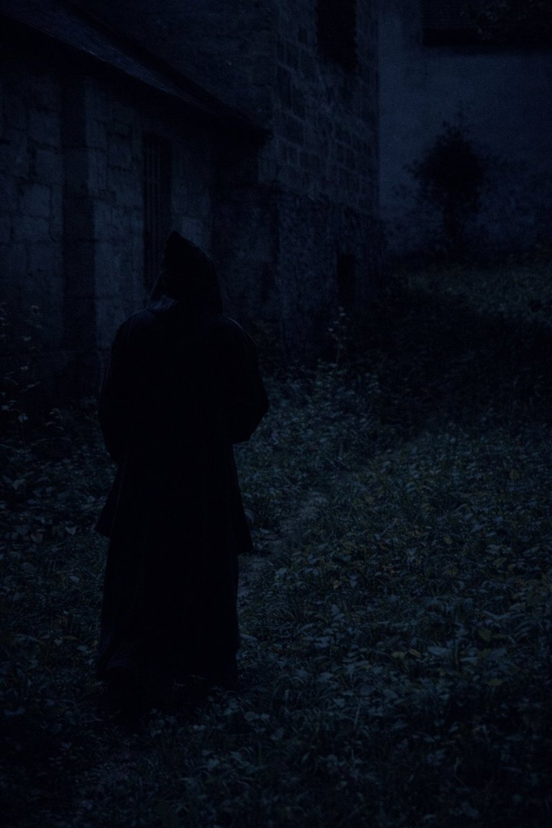 Claustroescuro's tweet photo. "Fez das trevas o seu lugar oculto"

É verdade que a luz é bela, mas ela só existe e ganha volume em contraste com a treva; como em um quadro pintado com a técnica chiaroscura, é necessário partir da escuridão para a luz. Se você não aceitar sua noite, jamais se iluminará .🕯️🖤🕯️ https://t.co/BblQkFew8n