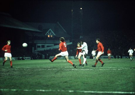 FootballStorie4's tweet photo. 12 marzo 1973
Fulham vs Santos 2-1
Davanti a 21.464 spettatori di lunedì sera, a Craven Cottage il #Fulham affronta in amichevole il Santos di Pelè.
Passano in vantaggio i Cottagers al 35' su autorete di Claudio.
O'Rey pareggia su rigore al 40'.
Al 78' Earle segna il gol vittoria https://t.co/IRJY80vG2l