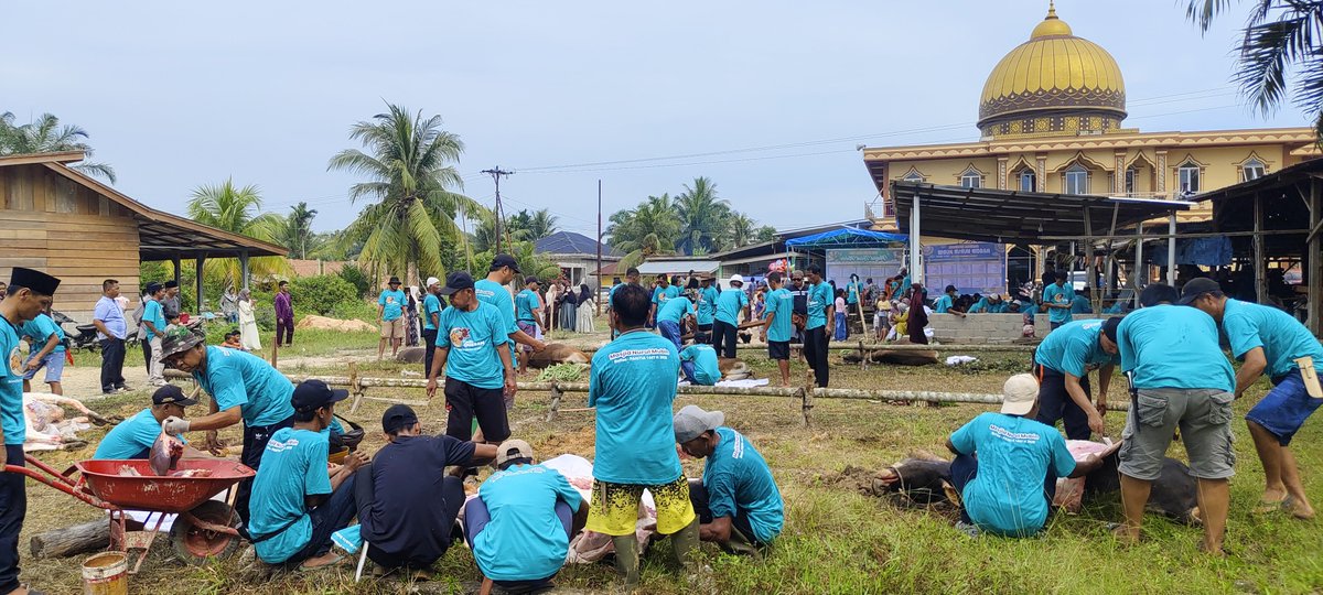 MLukmanSaid83's tweet photo. Penyembelihan hewan qurban Masjid Nurul Mubin Belilas,. 9 ekor sapi dan 6 ekor Kambing,. https://t.co/ES7Wz5GHzp