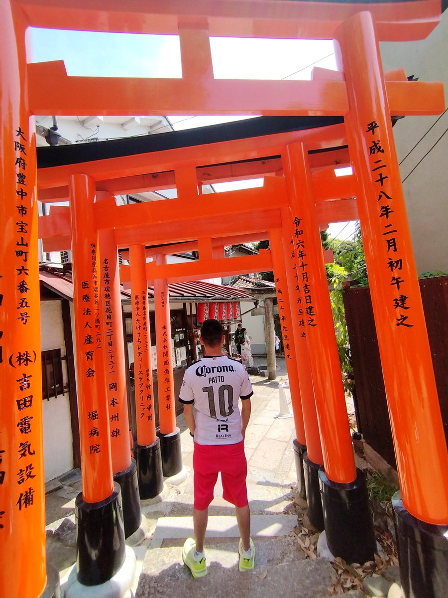 GB_FansBlog's tweet photo. Gallos Blancos Around The World⚽️
Aficionados Con Playera de #GallosBlancos🐔🇲🇽
En Asia 💙🖤 

#ClubQuerétaro #Querétaro #México #SoccerFans #Japan #Japon #Kioto #Kyoto #FushimiInariTaisha ⛩️

📍 Kioto Japón 🇯🇵 https://t.co/b68h29USO7