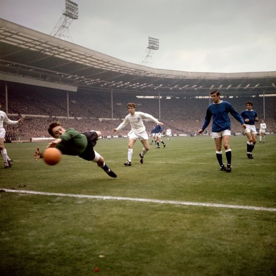 FootballStorie4's tweet photo. 14 maggio 1966
#FACUp finale
Everton vs Sheffiled Wednesday 3-2
Il portiere dell'Everton Gordon West cerca d'impedire al pallone di oltrepassare la linea bianca, mentre Graham Pugh (in bianco) dello Sheffield Wednesday osserva l'azione. https://t.co/xzGpLqQMKz