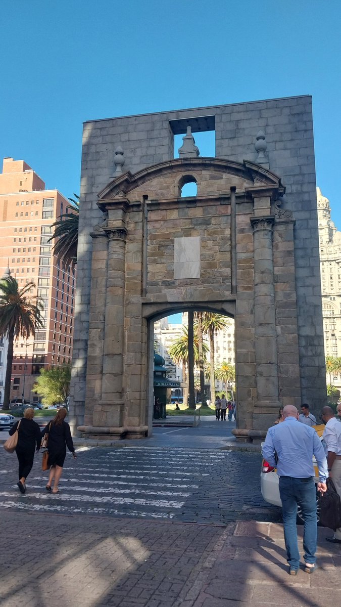 blackpesade26's tweet photo. yo hace dos meses en Montevideo / yo una semana después en Florencio Varela https://t.co/d6J9cKYZVP
