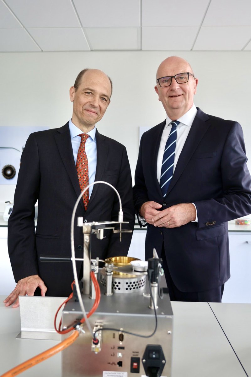 AustriainDE's tweet photo. Austausch von Bot. Marschik mit MP Woidke (@staatskanzleibb). Im Fokus standen aktuelle wirtschaftliche und politische Entwicklungen - sowie ein Unternehmensbesuch beim Familienunternehmen Anton Paar ProveTec, einem der 37 🇦🇹 Unternehmen vor Ort. @WFBBrandenburg #ReFocusAustria https://t.co/EGc0VbGTO3