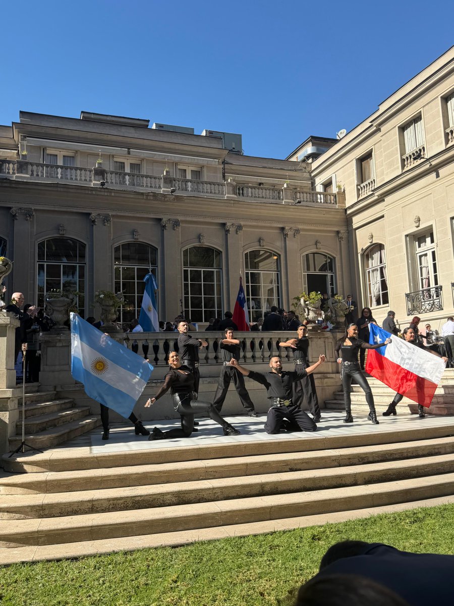 comjudiachile's tweet photo. Agradecemos a la Embajada de Argentina por la invitación a conmemorar el 216° aniversario de la Revolución de Mayo, una fecha profundamente significativa para el pueblo argentino y para toda la región.
Valoramos estos espacios de encuentro que fortalecen los vínculos entre países, comunidades e instituciones, reafirmando la importancia del diálogo, la amistad y la colaboración entre ambos pueblos.