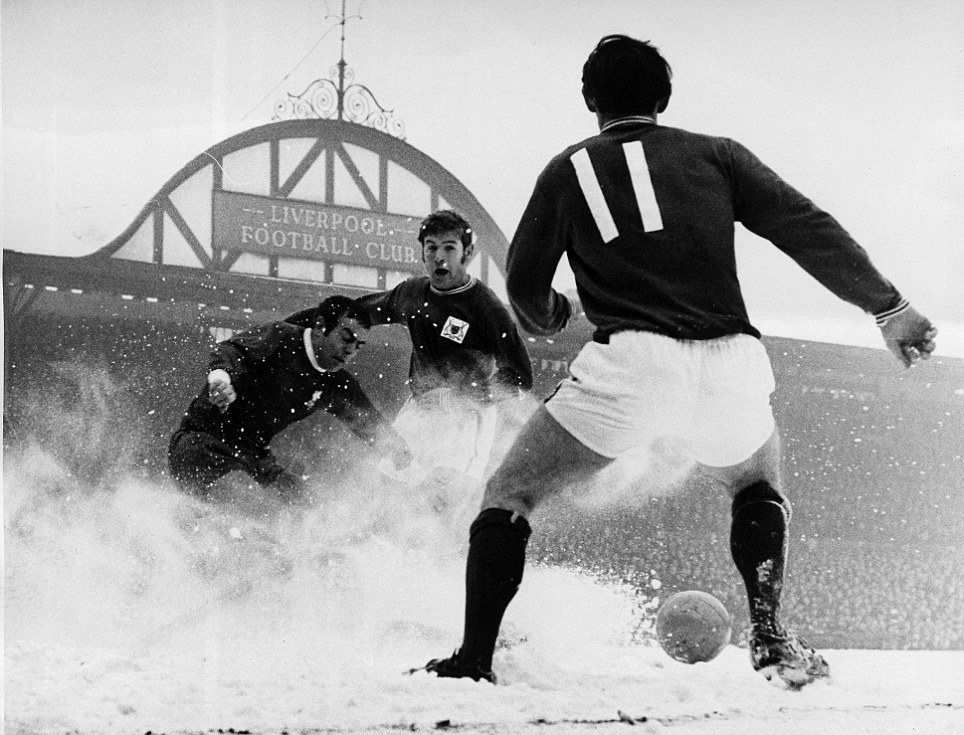FootballStorie4's tweet photo. 5 febbraio 1969
Liverpool vs Nottingham Forest 0-2
In un turbine di neve, Ian St. John del #Liverpool anticipa i giocatori del Nottingham Forest Joe Baker e Ron Rees davanti ai 42.359 spettatori infreddoliti di Anfield Road. https://t.co/y3j93uHG2L