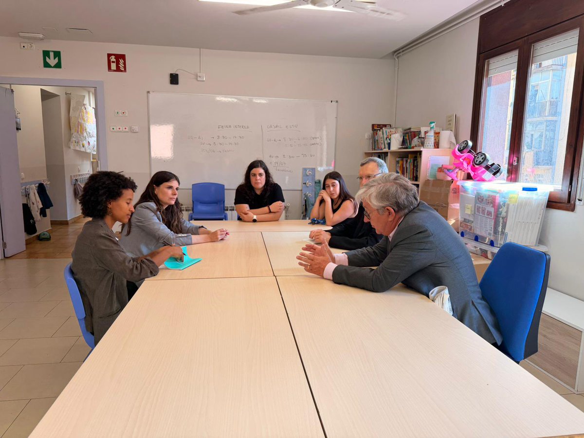 mncsls's tweet photo. Amb la diputada @ennatuhun, visitem el Centre Socioeducatiu Poble-sec, de la Fundació Pere Tarrés (@Fundperetarres), per conèixer de prop la gran tasca educativa i social que hi duen a terme. 

Espais que acompanyen, transformen i generen oportunitats per a infants i jóvens amb un dia a dia difícil.
