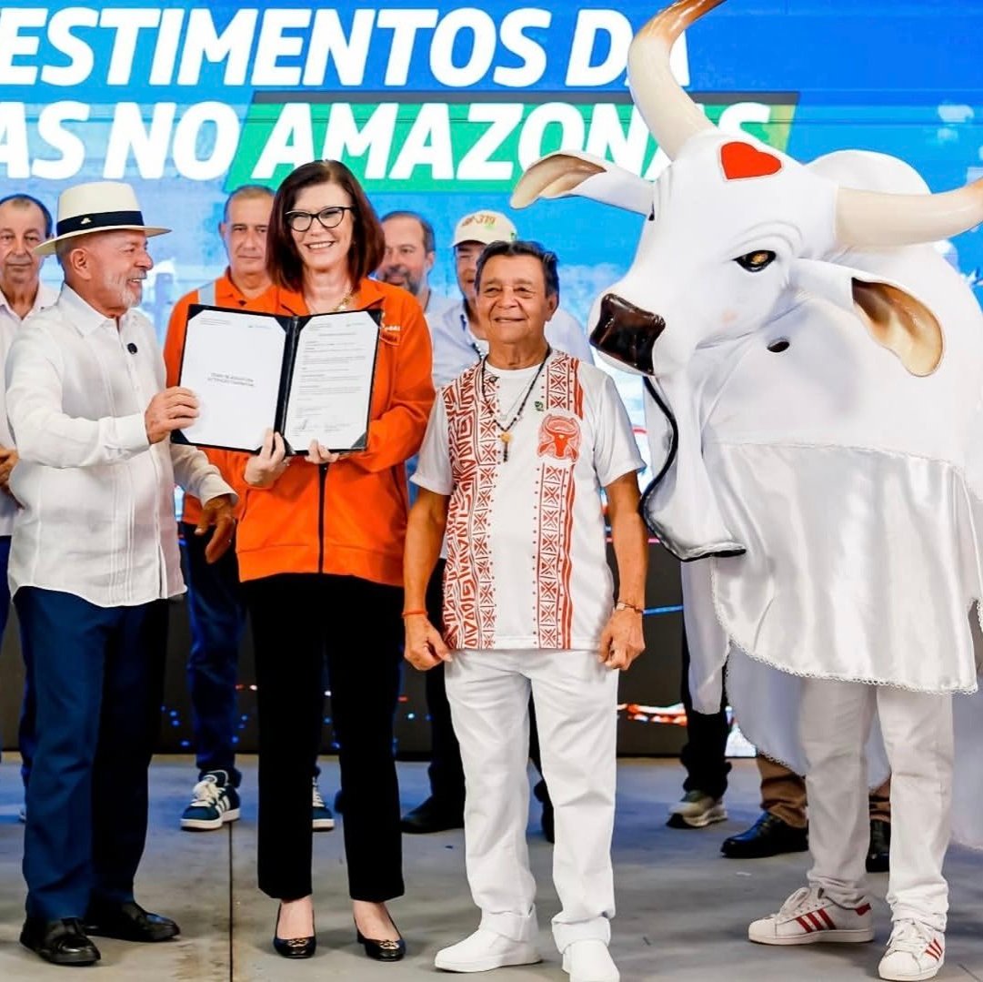 yaciuarua's tweet photo. olhe pro seu amor como o nosso presidente olha pro boi garantido dele https://t.co/mzFTom1A1Q