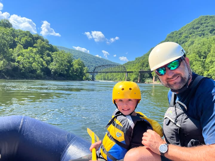 WVAdventures's tweet photo. Whether Dad wants big rapids or a relaxing float with the family, we have the perfect Father’s Day weekend adventure waiting in the New River Gorge.
Which trip fits your crew best? 

#WestVirginiaAdventures #NewRiverGorge #GoToTheGorge #AlmostHeaven #WhitewaterRafting https://t.co/ZLIkg73bP9