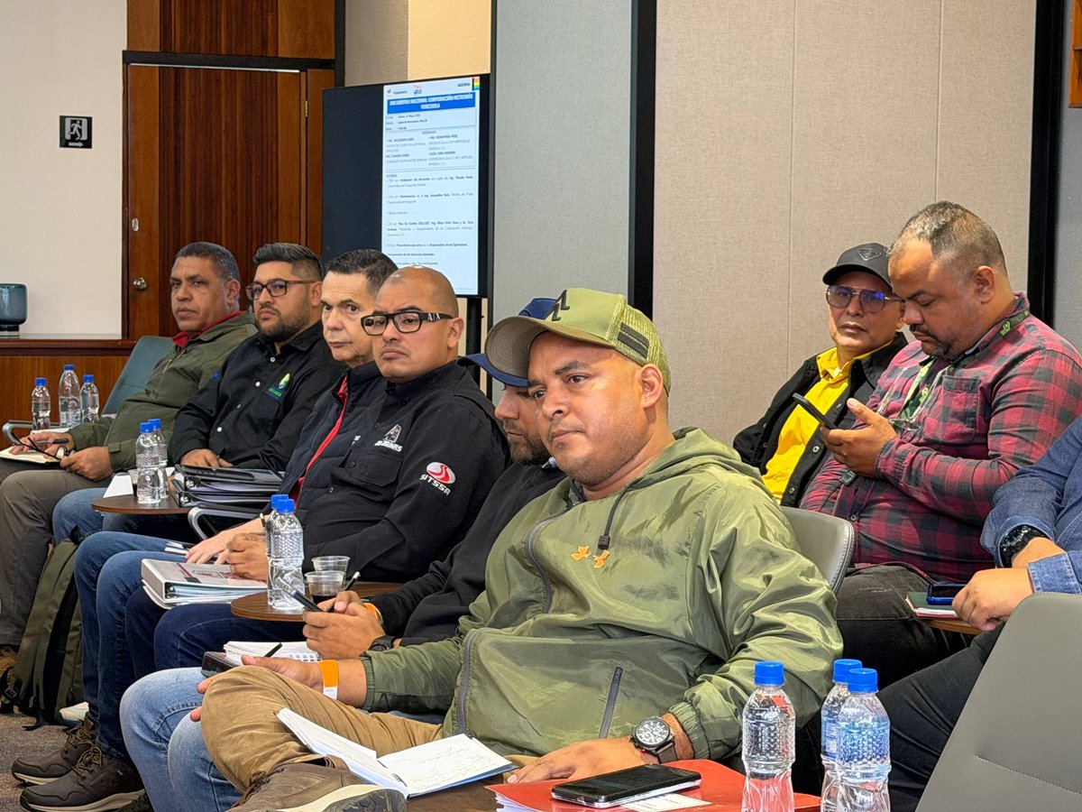 mintransporteve's tweet photo. La ministra Jacqueline Faría, sostuvo un encuentro con representantes de las Operadoras de Transporte Superficial del país, con el objetivo de evaluar el funcionamiento actual del sector y coordinar acciones conjuntas que permitan optimizar el servicio en las diferentes regiones. https://t.co/jB8ce1OVmq