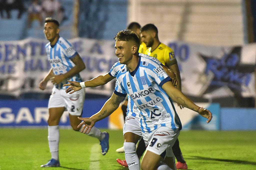 DataAtleticoT's tweet photo. 🎯 Agustín Lavezzi

Posición: delantero
Edad: 30 años
Club: Quilmes
Números en el año: 13 partidos; 4 goles y 1 asistencia.

Delantero intenso y vertical, peligroso atacando espacios y en transiciones. Se destaca por sus diagonales, presión alta y agresividad ofensiva. https://t.co/hBzQbvWppQ