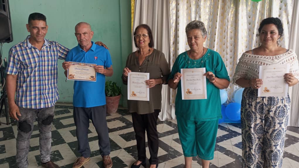 Yulieth8103's tweet photo. ✨ “Hoy culminan una etapa y abren las puertas a nuevos sueños. Que cada logro alcanzado sea la base de futuros triunfos, y que la pasión por aprender los acompañe siempre. ¡Felicitaciones, graduados, el mundo espera su luz y su talento!” ✨ https://t.co/pV6owoVwfy