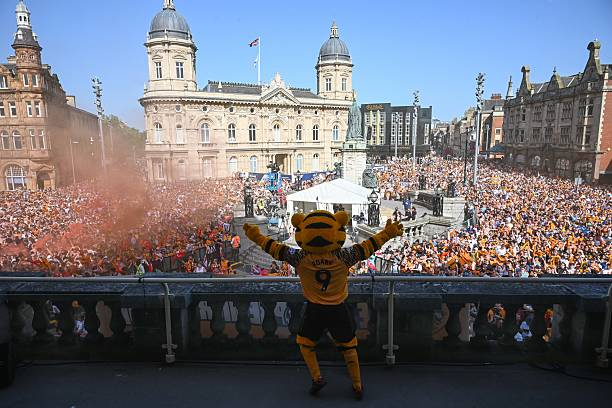 talkSPORT2's tweet photo. 🚨 NOW: EFL Fan Network - Season Finale! 🚨

🎙️@Danfudge brings an incredible season to a close! ⏰

🔘 The Hammers can't beat the drop! @WestHamWayCom ⚒️
🔘 Hull end the SpyGate saga! @Hull_and_Back 🐅
🔘 Bolton are back in the Champ! @TrotterChatPod ⬆️
🔘 Wednesday's nightmare is over! @TWWcast 🤣

Live 👉 https://t.co/AQUxM1uvo3
Listen back ➡️ https://t.co/CoSEK60Ld9