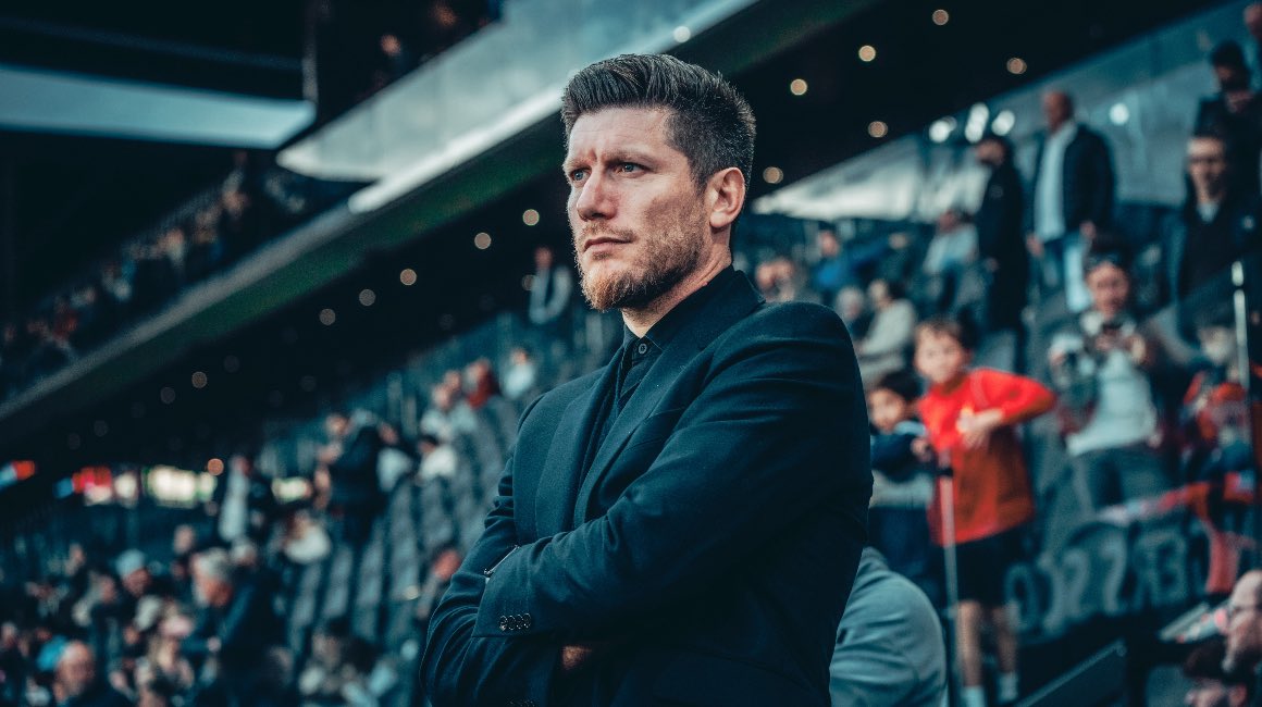 LigASM_'s tweet photo. 🚨 𝗟’𝗔𝗦 𝗠𝗢𝗡𝗔𝗖𝗢 𝗗𝗘𝗩𝗥𝗔𝗜𝗧 𝗦𝗘 𝗦𝗘́𝗣𝗔𝗥𝗘𝗥 𝗗𝗘 𝗣𝗢𝗖𝗢𝗚𝗡𝗢𝗟𝗜 ! ❌🇧🇪

La non-qualification à la Champions League et le manque de progression individuelle des joueurs devrait prochainement coûter la place au coach belge. 

Son remplaçant ne devrait pas être Bruno Genesio. 

🗞️ @Nice_Matin