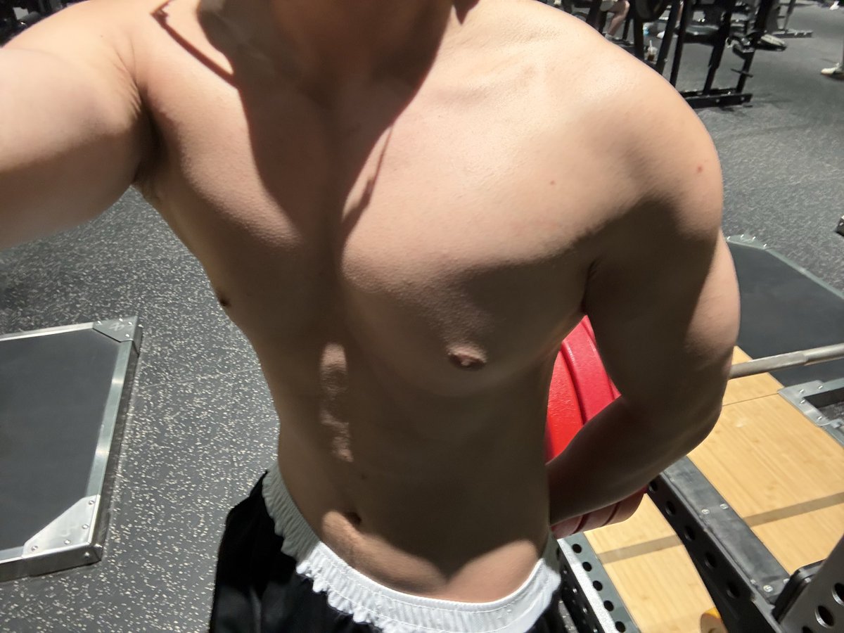 LongBoy84's tweet photo. 出来出差两天，不能练了，可恶，放最近训练图
#胸肌饱满 #健身 #男妈妈 https://t.co/PQ5JeRqttL