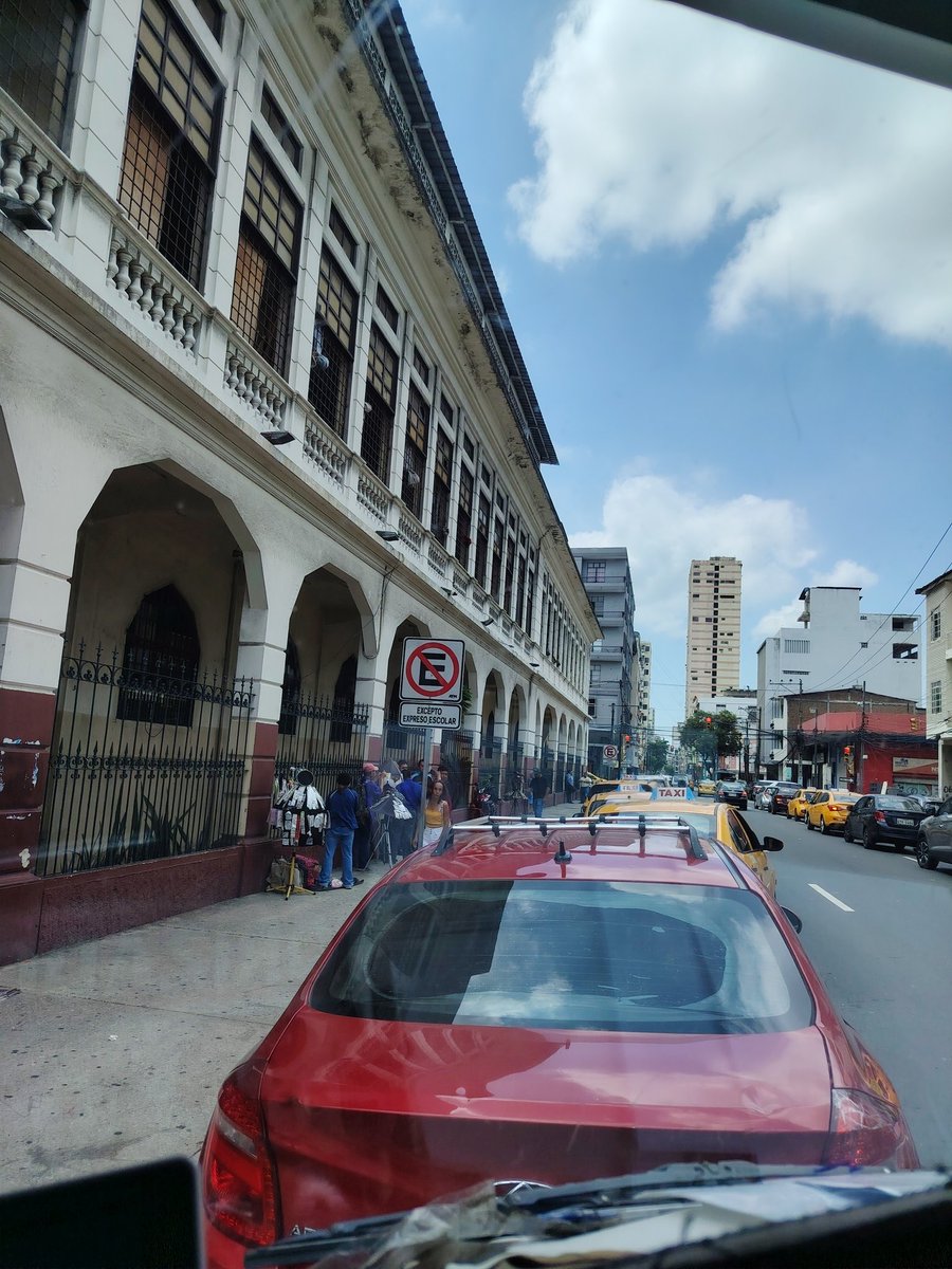 MonteceJaime's tweet photo. Señores @ATM_Transito @ATMGuayaquil @alcaldiagye @tctelevision su ayuda en las calles García moreno y Vélez espacio de seguridad para dejar estudiantes se encuentra ocupado por carros particulares en zona de seguridad de expresos https://t.co/vUdHv6RgA8